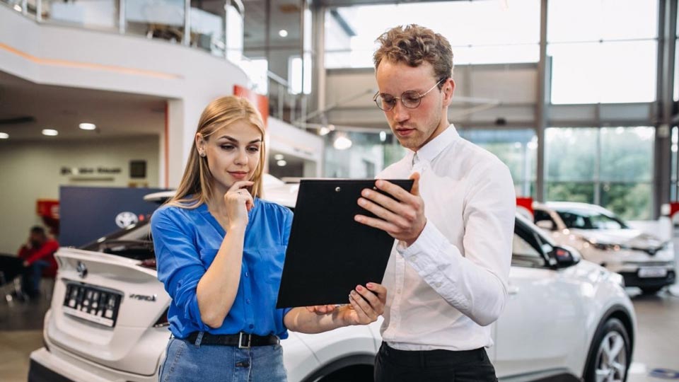 Elektroauto an der Ladestation in {{city}}